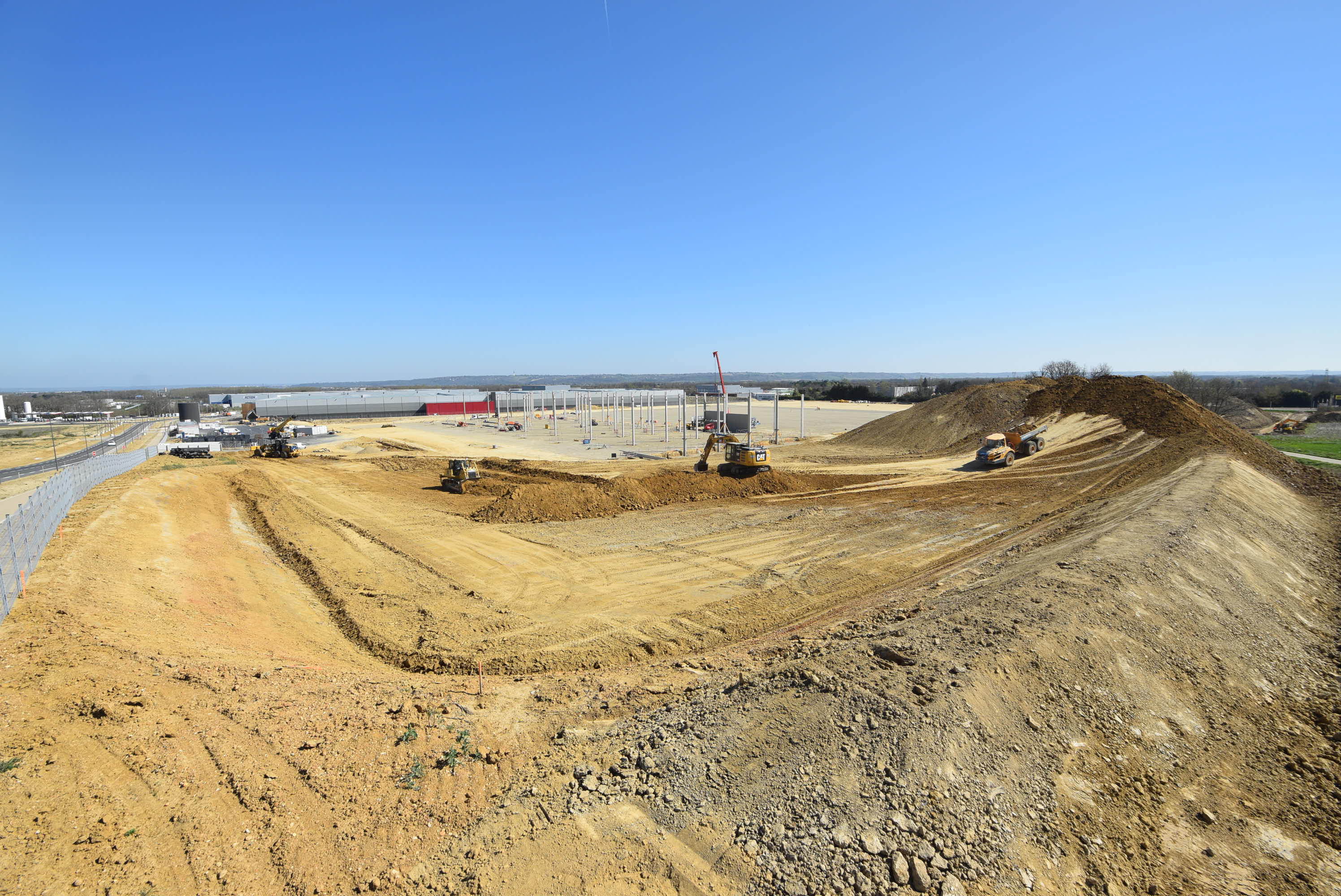 27 mars – Pose des premiers éléments des murs séparatifs