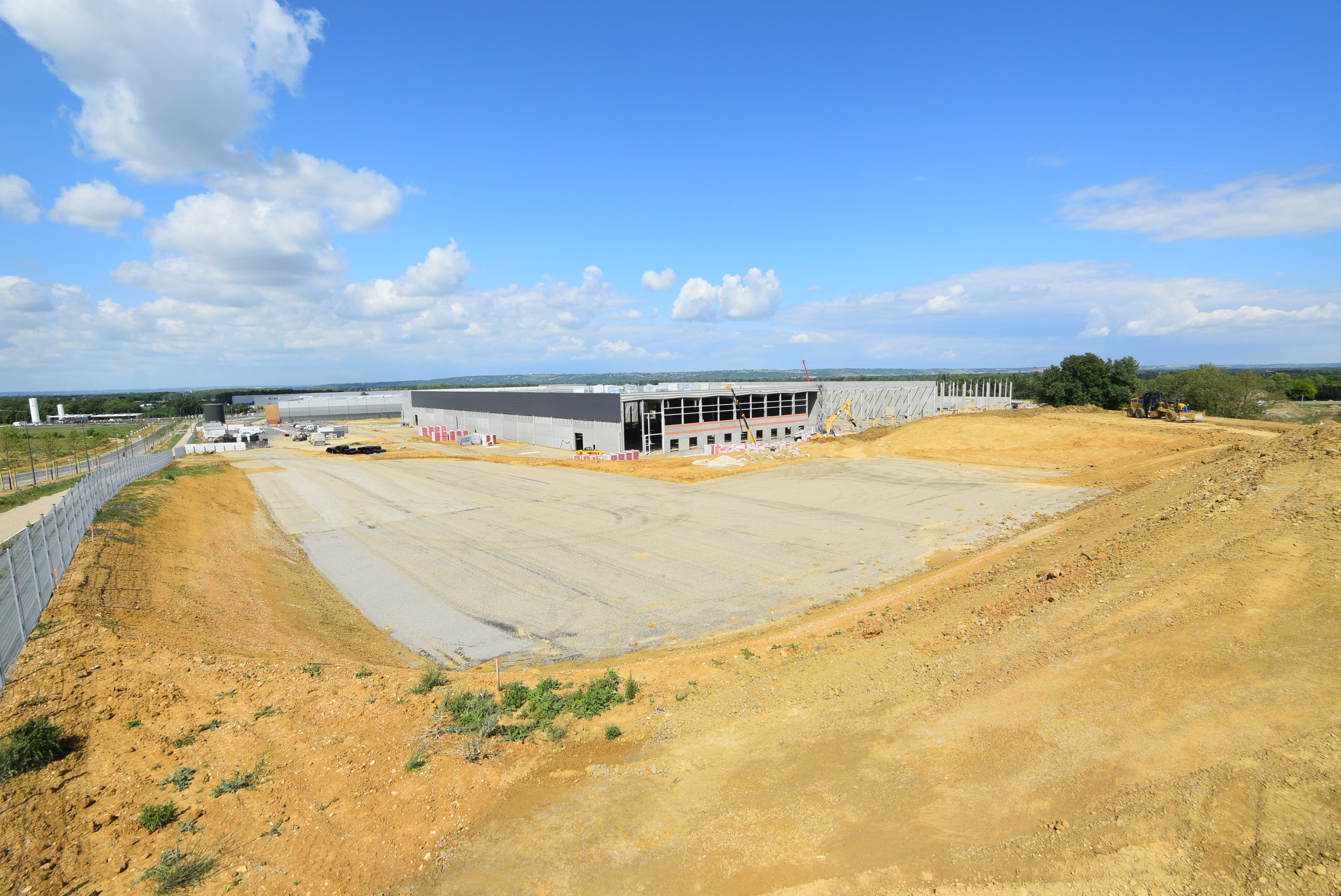 20 mai – Pose des puits de jour et désenfumeurs cellule 1