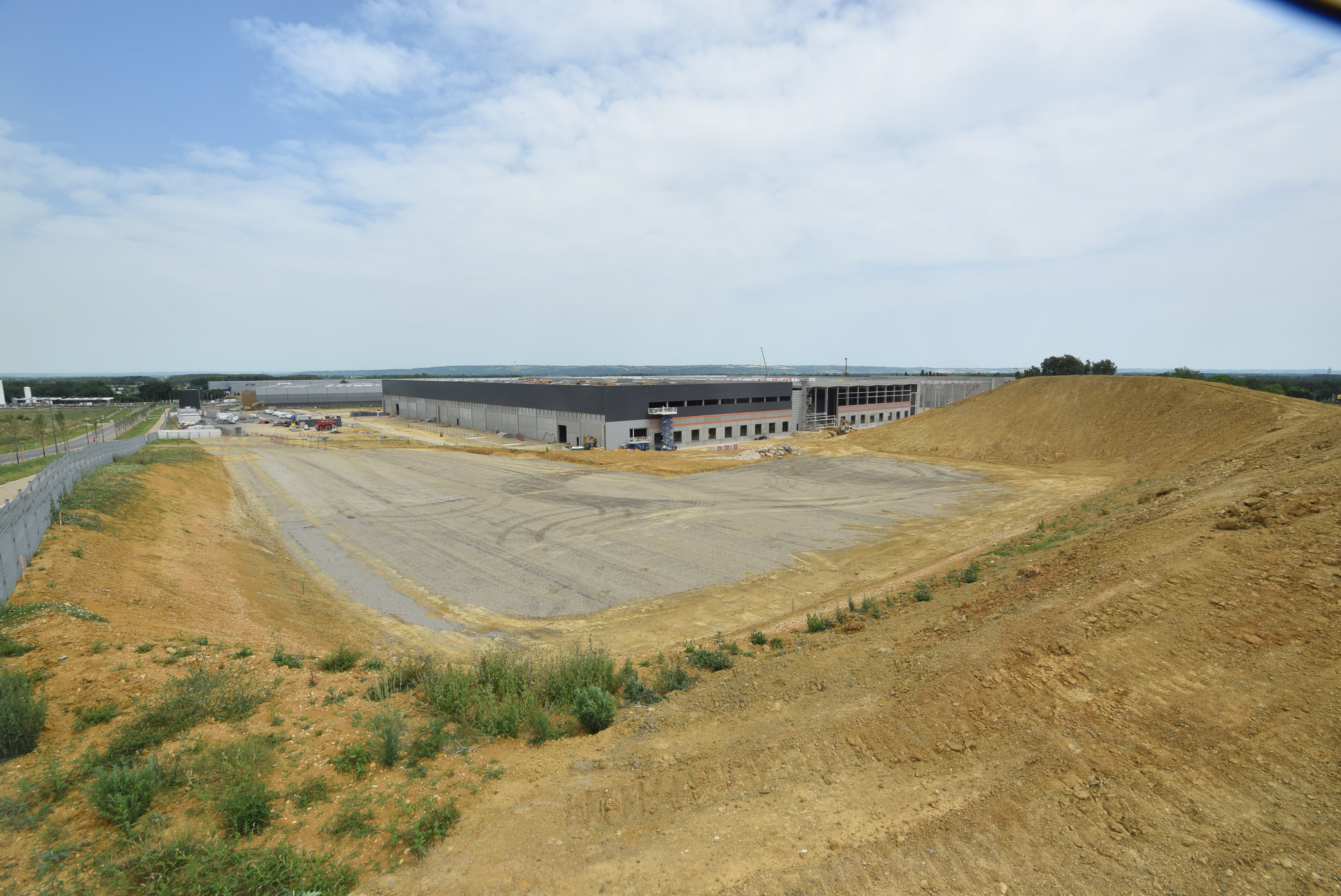 24 juin – Pose des menuiseries alu du bandeau au dessus des quais