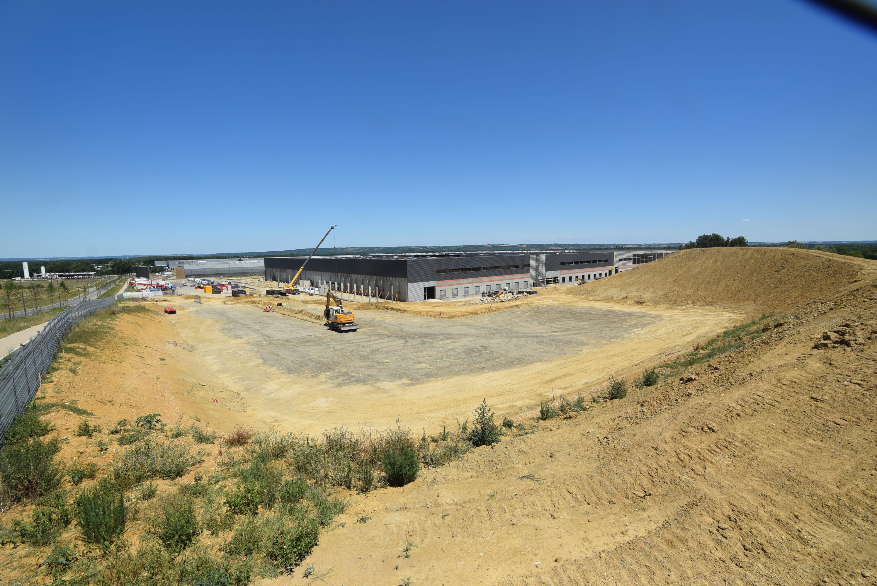 15 juillet – Pose de la structure de la salle de charge