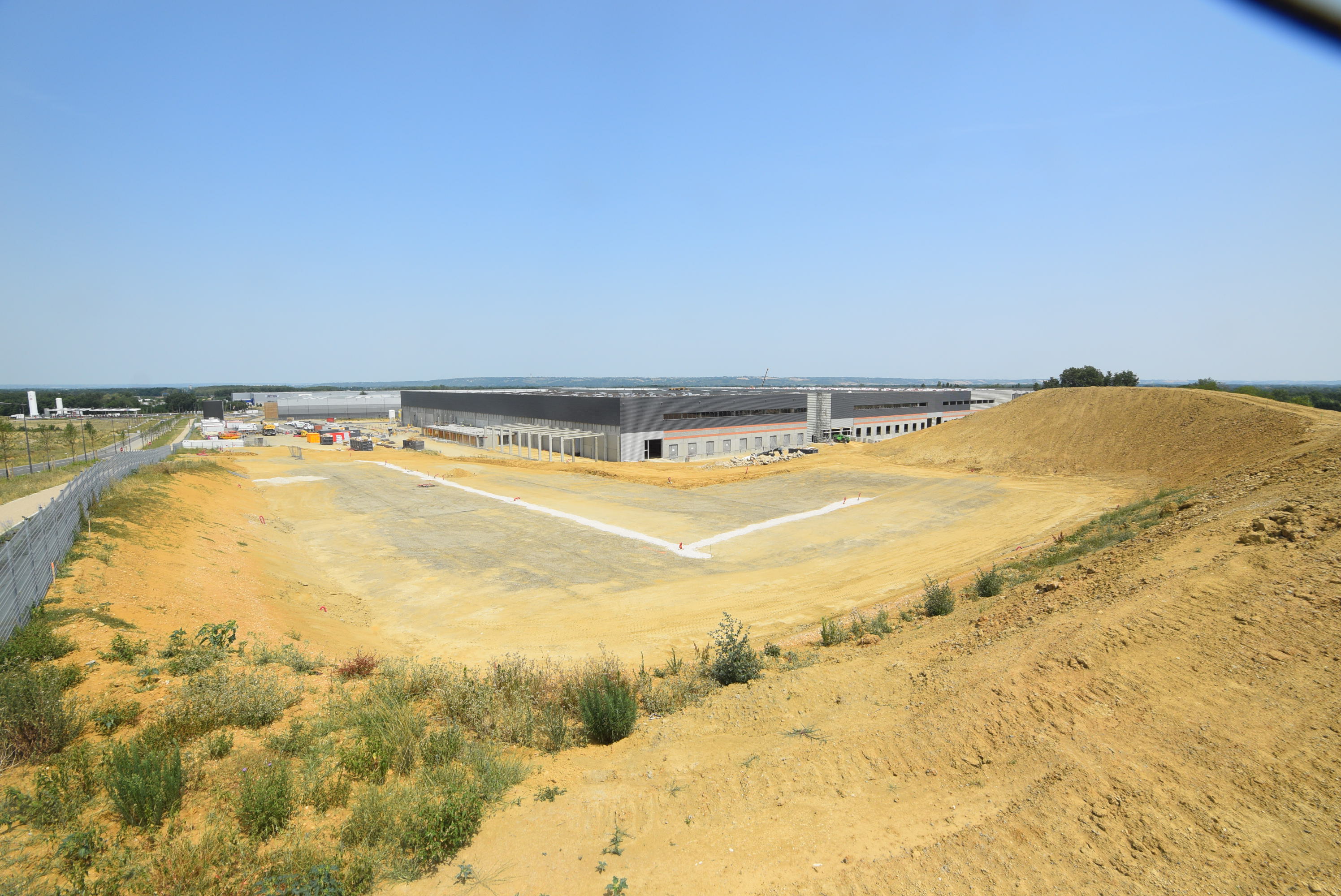 22 juillet – Pose poteaux et charpente du local de charge