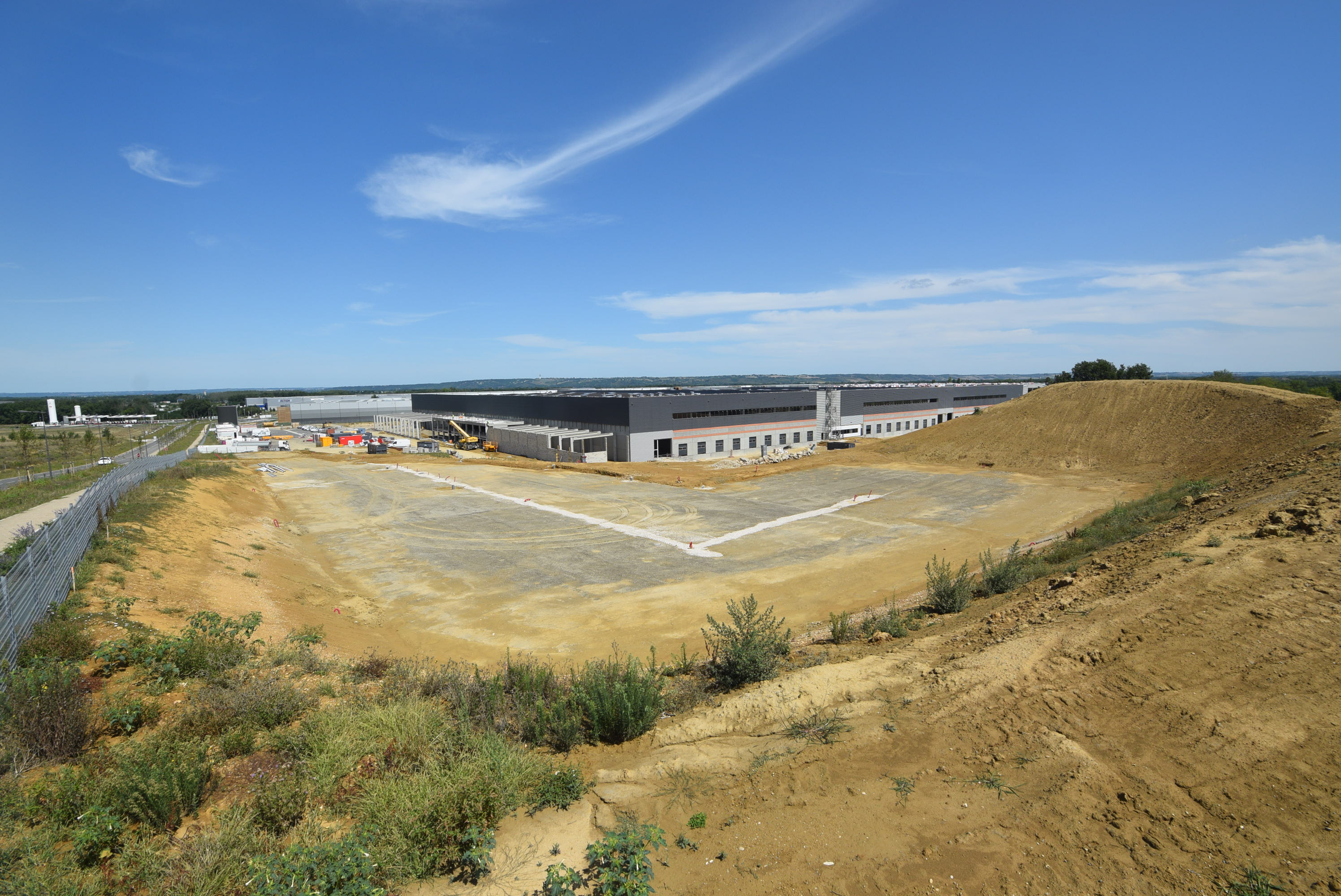 21 août – Poteaux et charpente du local de charge