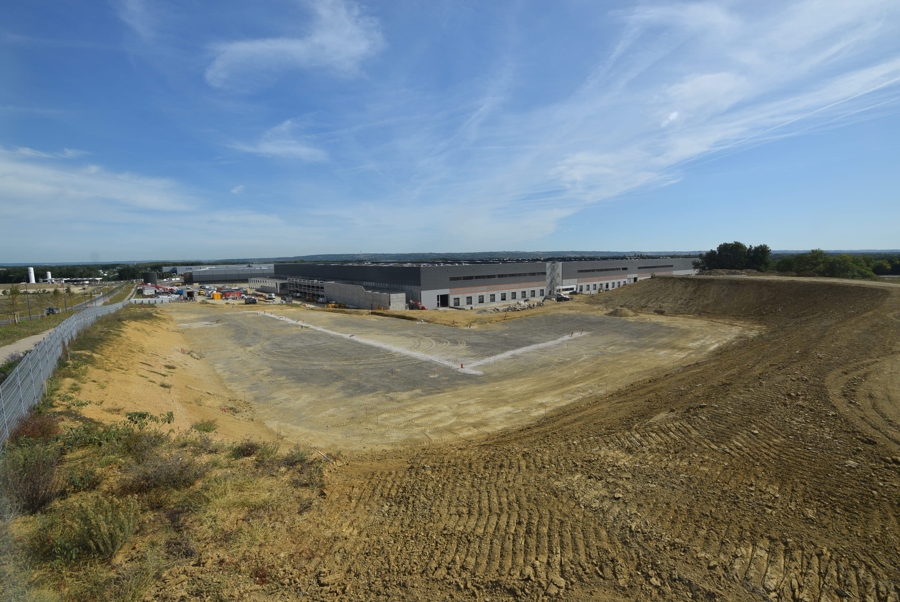 9 septembre – Finition des poteaux et charpente du local de charge